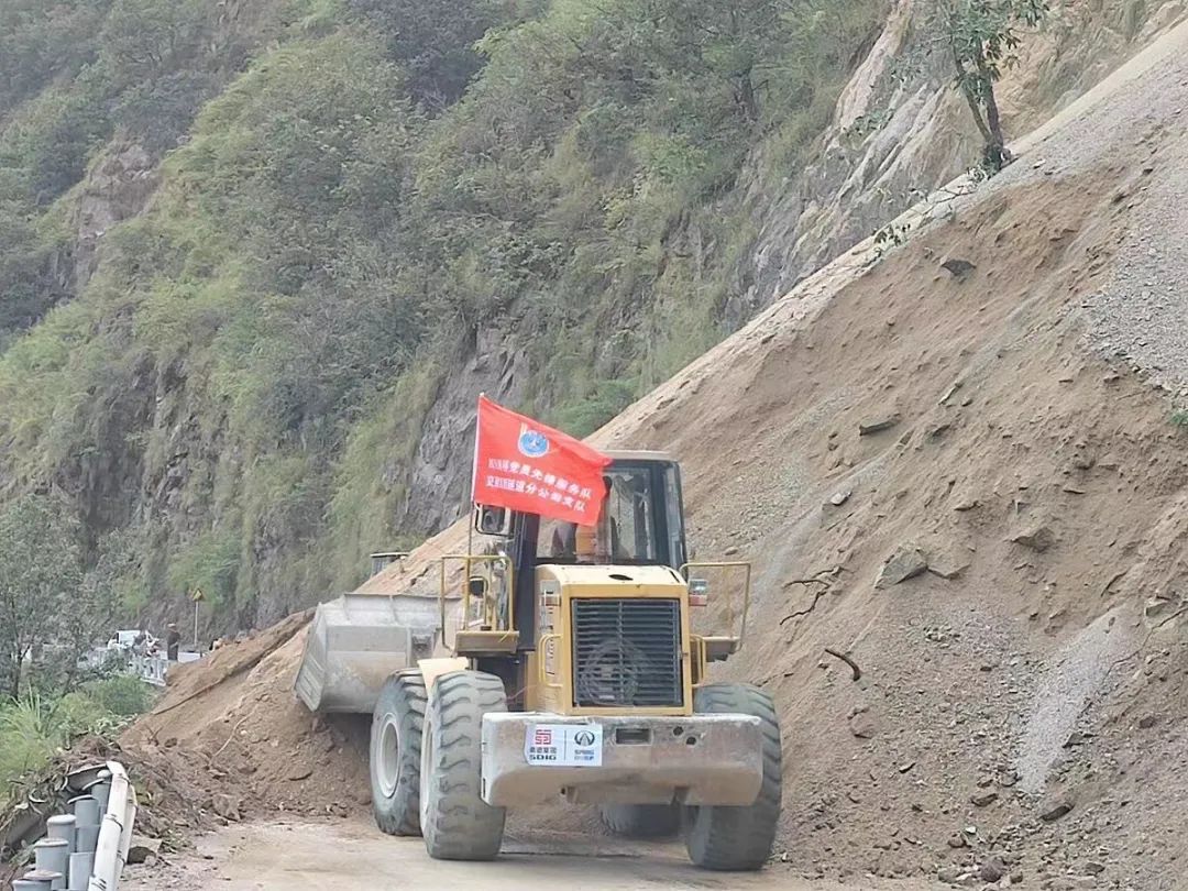 四川瀘定6.8級(jí)地震 雅安石棉境內(nèi)多條道路阻斷 交建集團(tuán)沖鋒在前