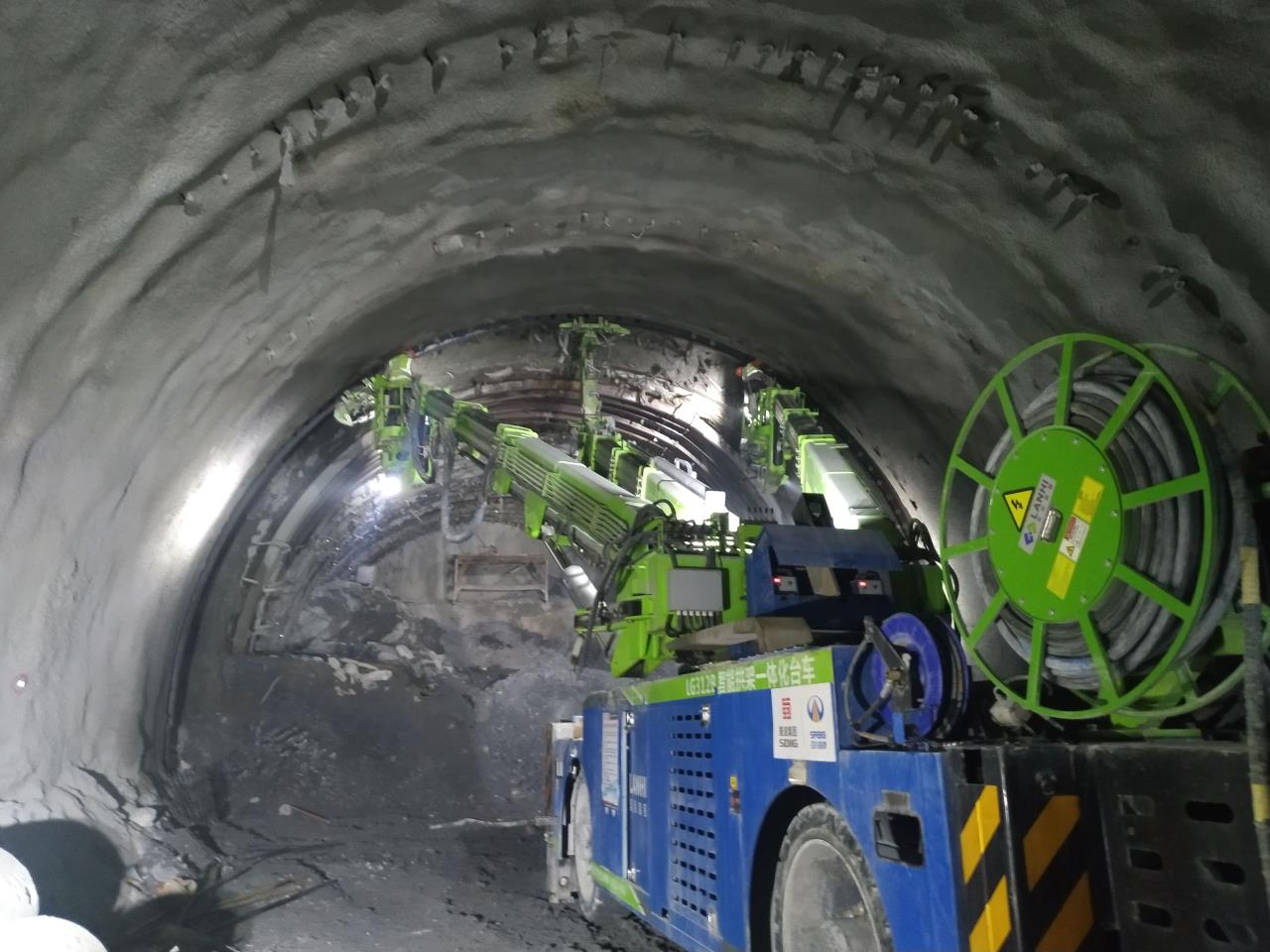 多功能鉆機(jī)、智能拱架一體化臺(tái)車施工.jpg