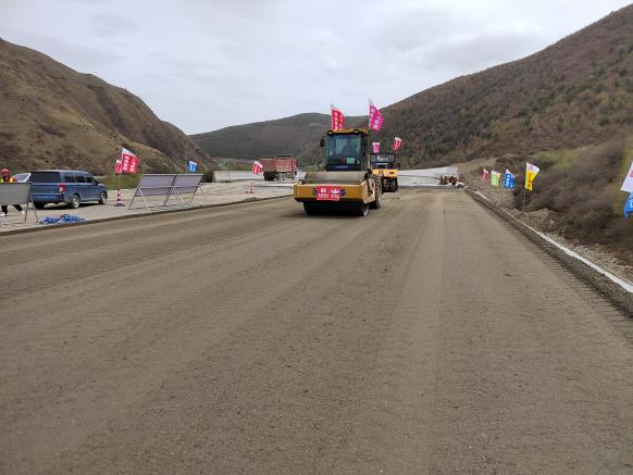 交建路面公司兩項科研課題成功落地，助力久馬高速試驗段高質(zhì)量攤鋪