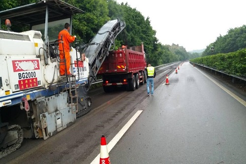 公司養(yǎng)護分公司對隆納、內(nèi)宜水高速公路路面養(yǎng)護工程正式啟動