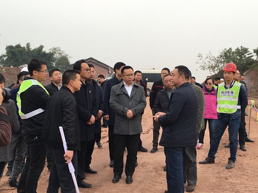 大竹縣縣委書(shū)記何洪波一行赴公司交綠分公司承建G65包茂高速大竹南互通匝道工程調(diào)研指導(dǎo)工作