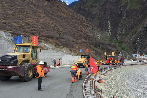 雅康高速LM3合同段順利完成墊層、底基層試驗(yàn)路鋪筑