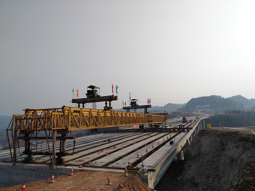 公司市政分公司承建巴中恩陽機(jī)場(chǎng)快速通道三叉溝大橋梁體架設(shè)完成