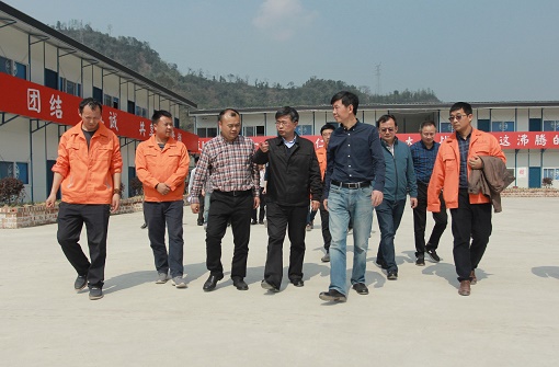 集團(tuán)公司黨委成員、董事黃斌赴公司路面分公司承建仁沐高速LJ22標(biāo)段調(diào)研指導(dǎo)工作
