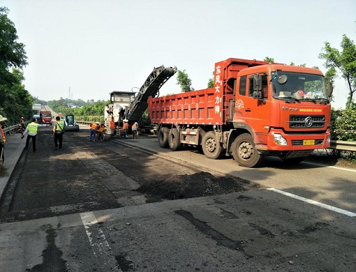 公司養(yǎng)護分公司承建G76廈蓉高速（隆納）主線路面處治工程開工